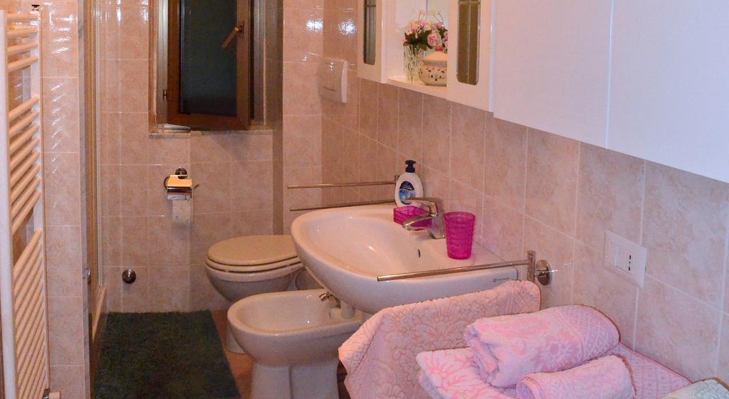 La Casa Delle Rose Room With Air Conditioning La Spezia Habitación foto