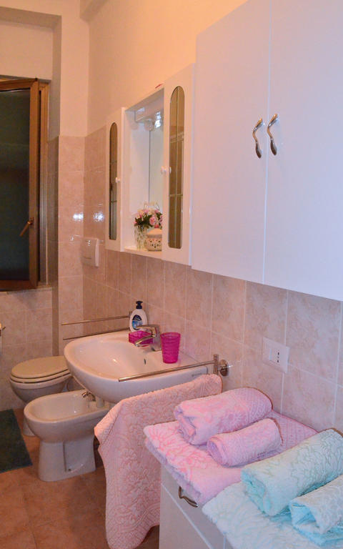 La Casa Delle Rose Room With Air Conditioning La Spezia Habitación foto